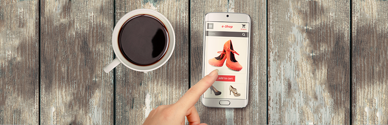 Mehr Umsatz und Kundenbindung durch 3D-Konfiguratoren im E-Commerce Kundenerlebnis und 3D-Konfiguratoren im E-Commerce eine Frau konfiguriert ihr Produkt auf dem Smartphone.